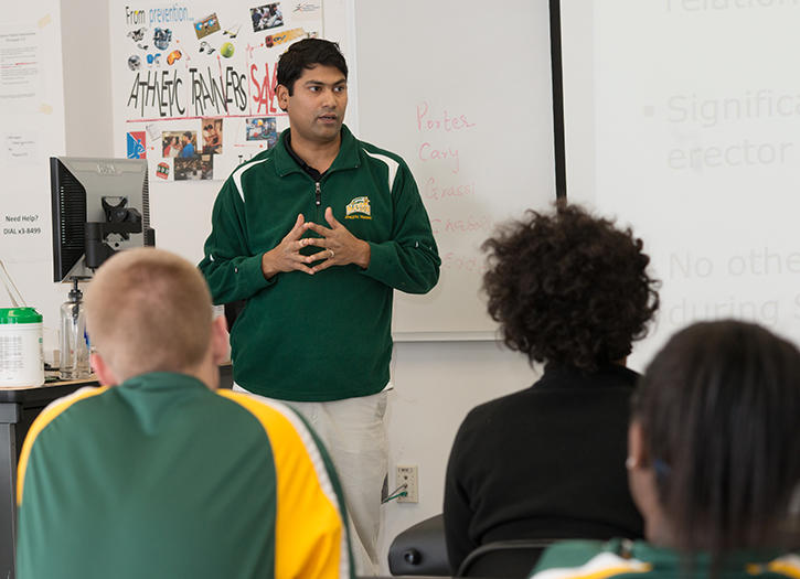 Dr. Jatin Ambegaonkar teaches a class in the Athletic Training Education Program at George Mason University.